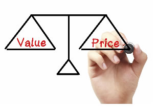 hand drawing a scale with the words value and price reflecting an equal balance