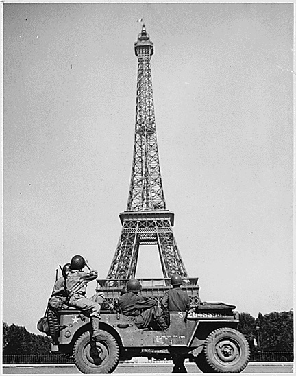 American soldiers at the Eiffel Tower