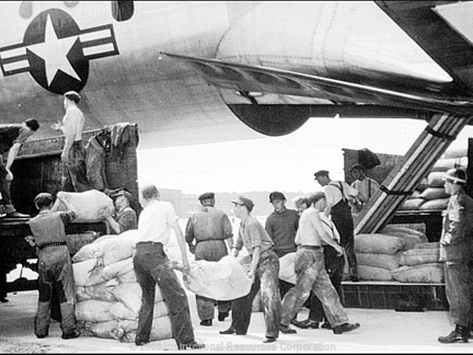 Crew unloads tons of flour during Berlin airlift